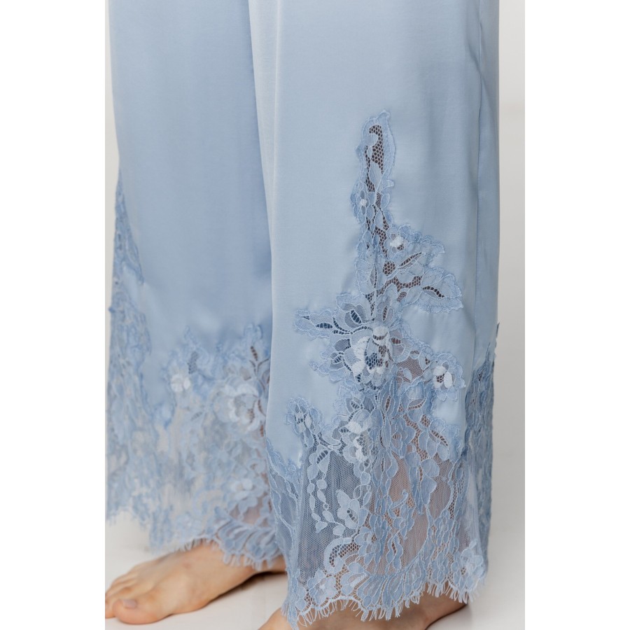 Conjunto de pijama satén azul sobre fondo neutro